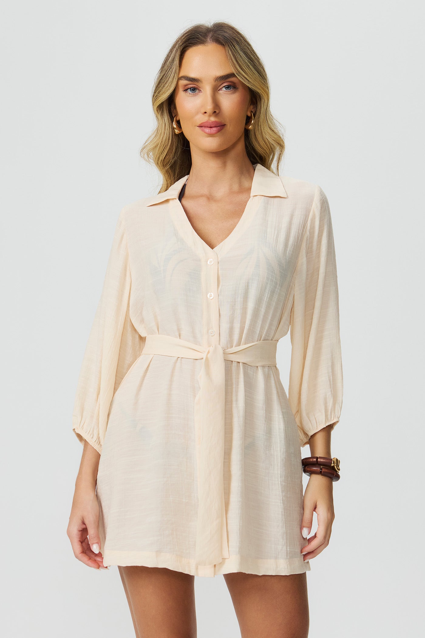 Saída de praia baunilha detalhe amarração Fato Básico