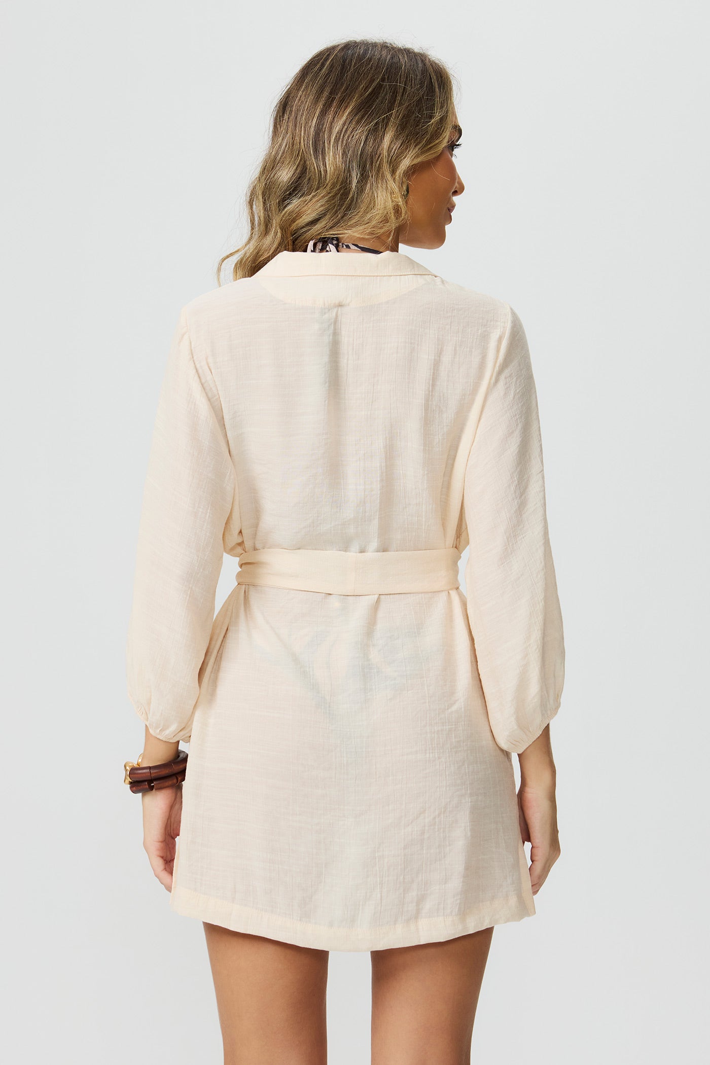 Saída de praia baunilha detalhe amarração Fato Básico