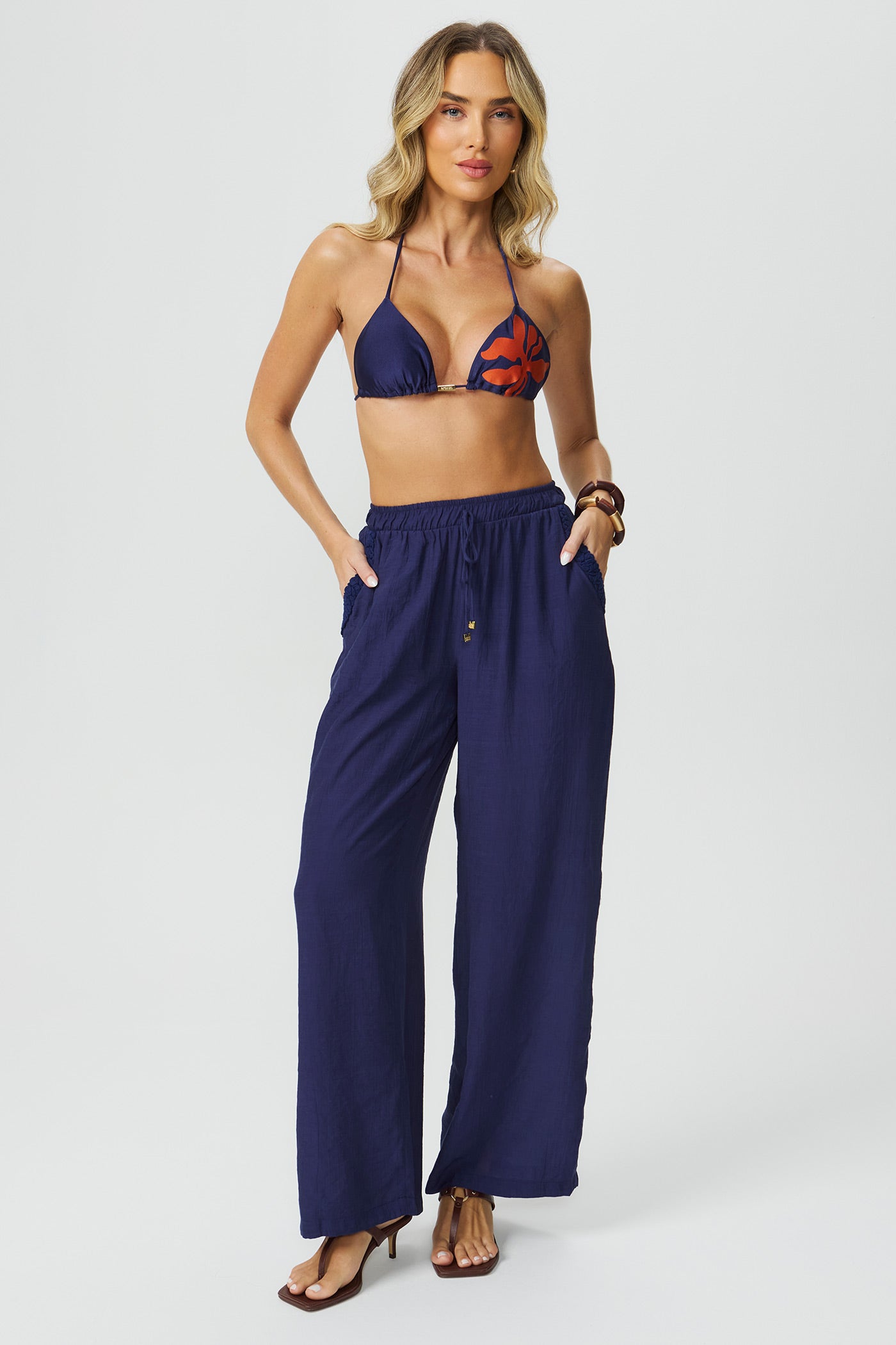 Calça azul com bolso e detalhe em renda Fato Básico