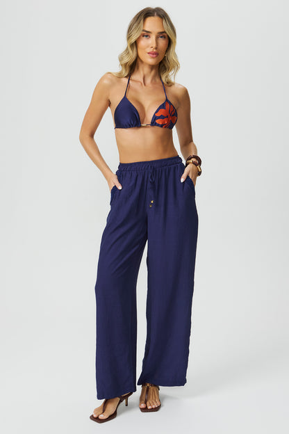 Calça azul com bolso e detalhe em renda Fato Básico