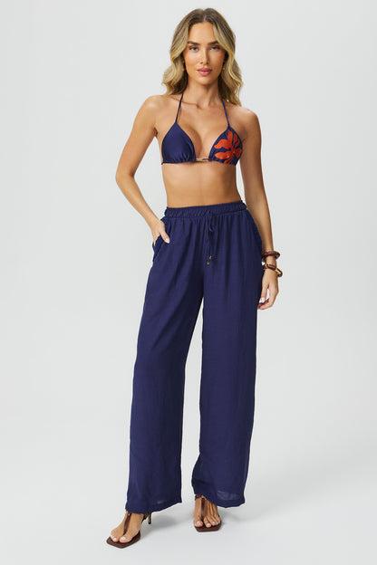 Calça azul com bolso e detalhe em renda Fato Básico