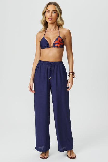 Calça azul com bolso e detalhe em renda Fato Básico