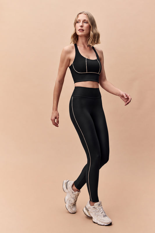 Legging recorte detalhe lateral preto Fato Básico