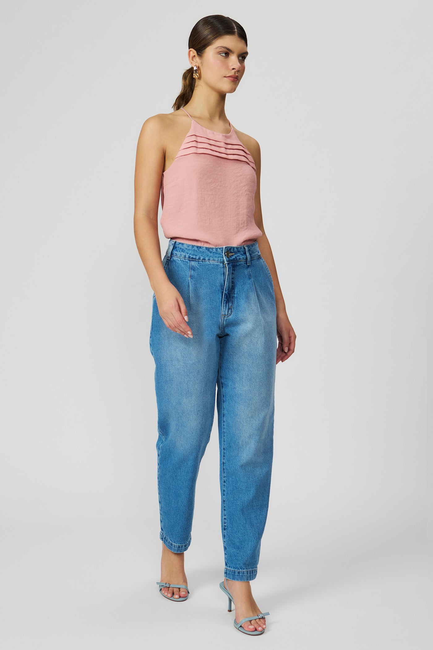 Calça jeans reta com pregas Fato Básico