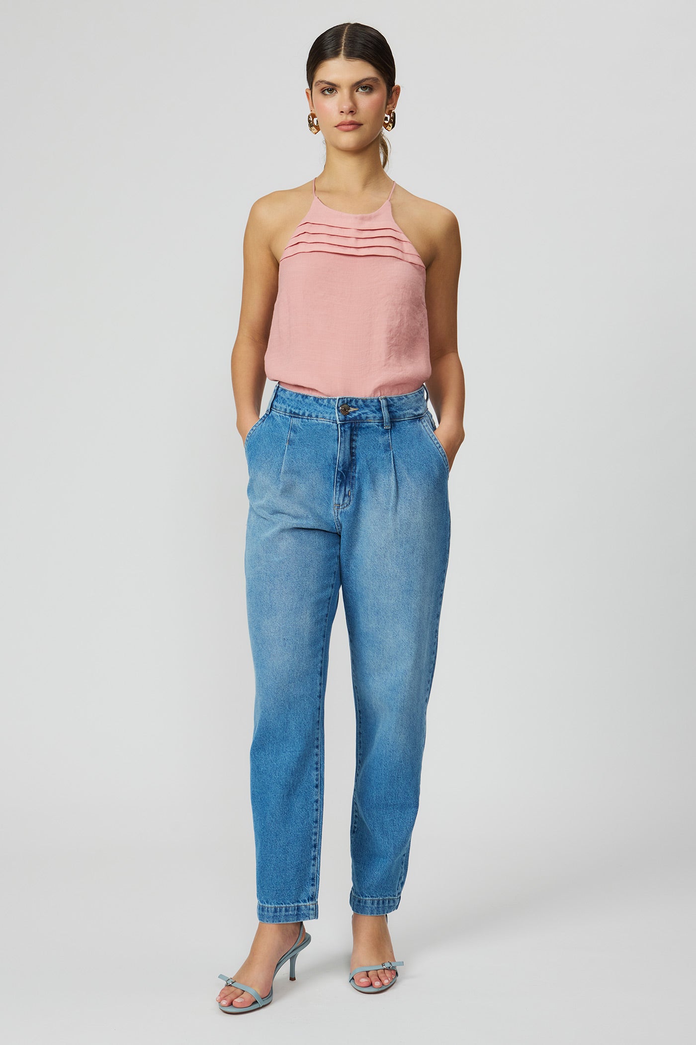 Calça jeans reta com pregas Fato Básico