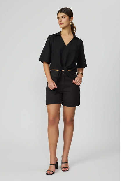 Blusa texturizada preta com laço frontal Fato Básico